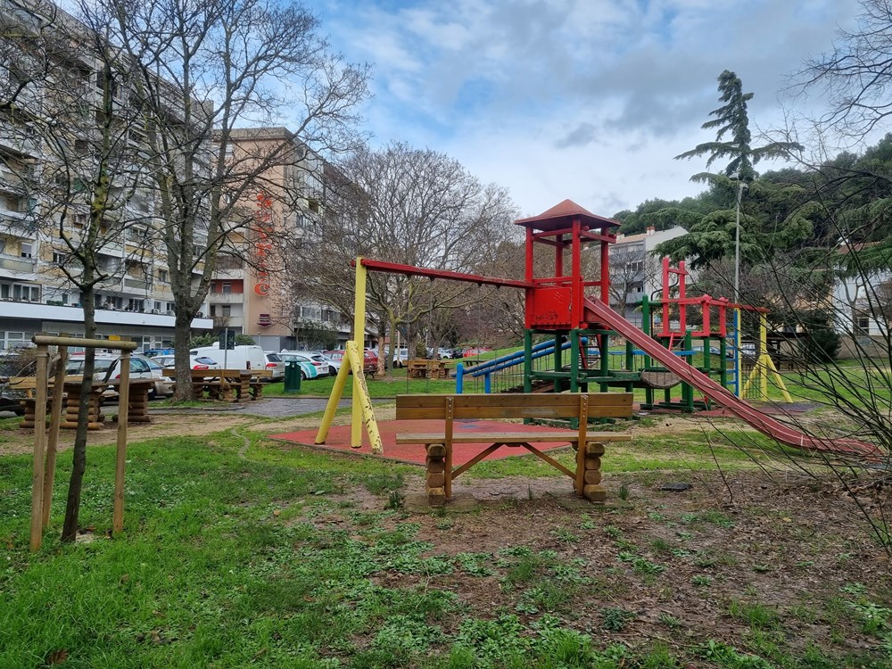 Dječji park na Punti koriste isključivo klošari i pijanci koji u noćnim satima stvaraju buku - upozoravaju stanari 